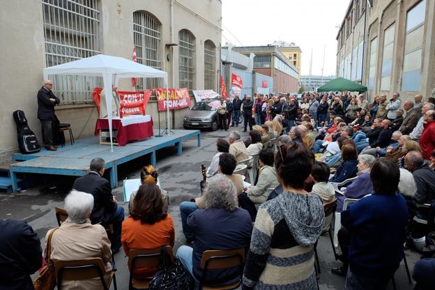 Piaggio, messa davanti ai cancelli<br />solidali i giocatori della Samp