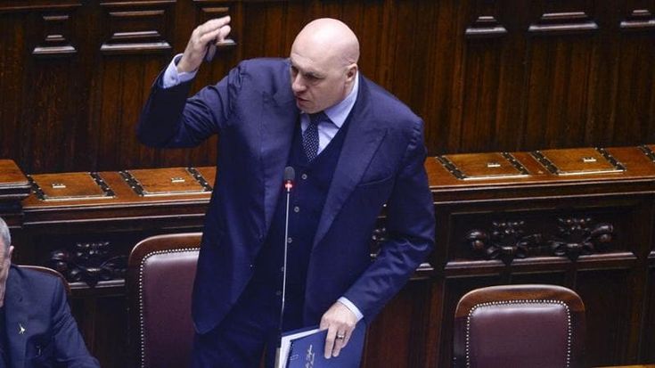Crosetto su Sigonella: “Rispettare i trattati non vuol dire essere in guerra”. Scontro alla Camera