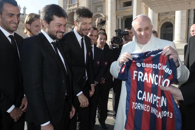 Il San Lorenzo dal Papa: coppa e maglia 'Francisco campeon'