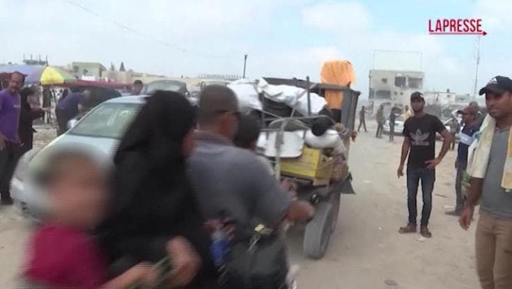 Gaza, i civili evacuano su ordine dell'Idf parte della zona umanitaria di al-Mawasi