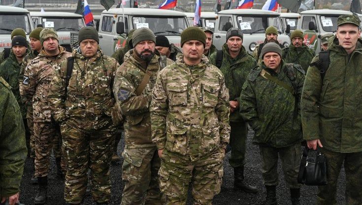 Spettatori sequestrati dagli ucraini: lo spettacolo teatrale che mette in scena la propaganda russa