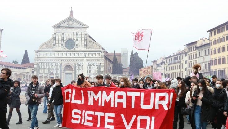 "Gli immaturi siete voi", centinaia di studenti in piazza contro gli scritti di maturità