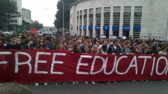 Roma, studenti in piazza, questura vieta il corteo poi l'ok. Da Piramide al Miur: "Siamo duemila"