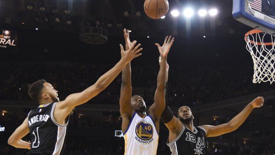 Basket, Nba: ruggito Golden State, lezione a San Antonio e vittoria n. 70