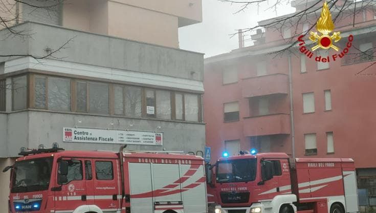 Pontedera, incendio in condominio: morta una donna, 12 intossicati. Attivato piano maxi emergenze
