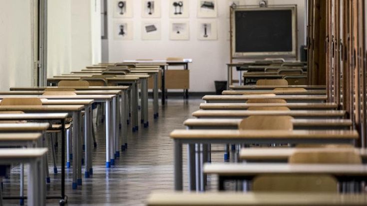Spara con pistola giocattolo alla prof, lei: “Un gesto da condannare, inopportuno ma non voluto”