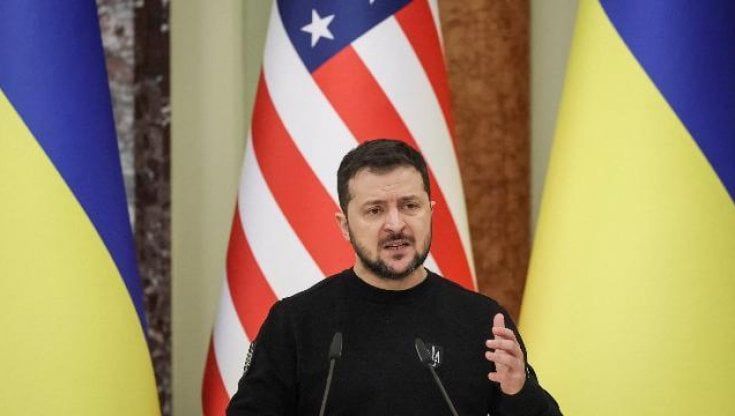 "A Berlusconi non hanno mai bombardato la casa o ucciso i parenti". Zelensky gela Meloni in conferenza stampa