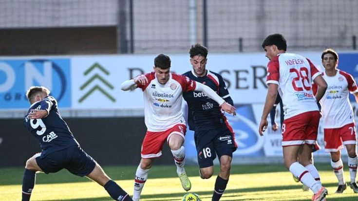 Il Bari non sa vincere neanche in 11 contro 10: sul campo del Südtirol finisce 0-0