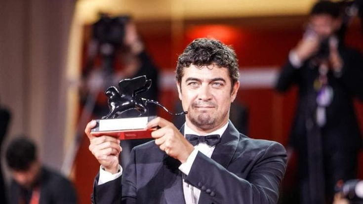 Venezia premia "I figli della scimmia" e Riccardo Scamarcio, il film è stato scritto e girato in Piemonte