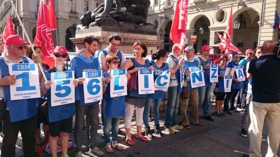 Torino, lavoratori Ibm in piazza: "No ai 156 licenziamenti"