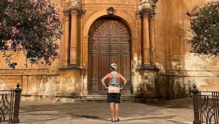 Modica, il ritratto di un turista di fronte alla chiesa col fondoschiena scoperto fa il giro del web: "Chieda scusa alla città"