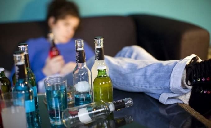 Alcol, oltre 8 milioni gli italiani che eccedono. Cala consumo, aumentano drink fuori pasto