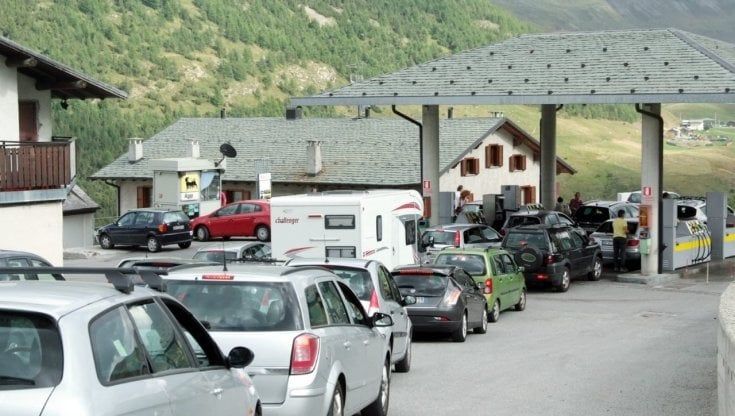 Pieno e tanica di benzina: le code tax free a Livigno dove un litro costa 1,52
