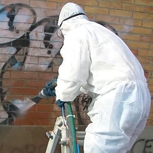 Due mesi di tempo per cancellare i graffiti. Il Comune ai privati: "Puliscano i palazzi"