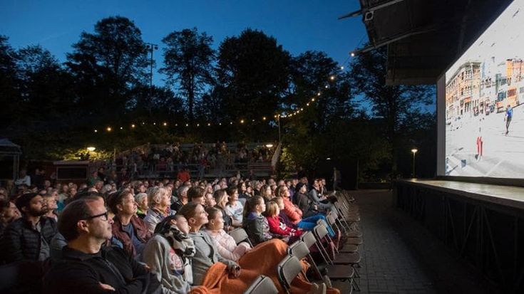 I grandi schermi sotto le stelle tra parchi e castelli: ecco le rassegne del cinema all’aperto