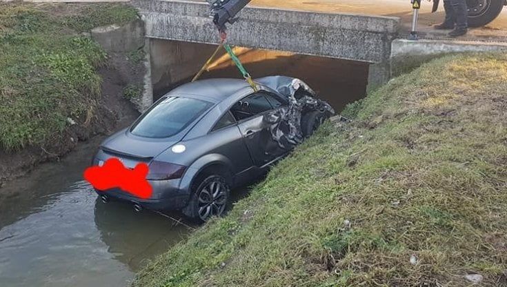 Incidente in strada Burla: auto finisce nel canale 