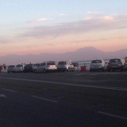 Via Caracciolo, parcheggio selvaggio: in fila per un posto sul lungomare