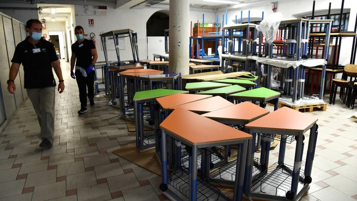 Scuola, saltano le consegne dei banchi
