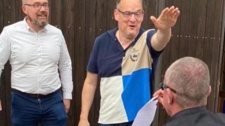 Germania, polemica per il parlamentare Afd fotografato mentre fa il saluto nazista: “Si dimetta”
