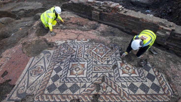 Archeologia: a Londra rinvenuto un mosaico romano intatto