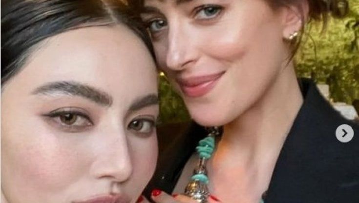 Sfilata di Gucci a Castel del Monte, parata di stelle in Puglia: da Dakota Johnson a Lana Del Rey. I fan acclamano i Måneskin