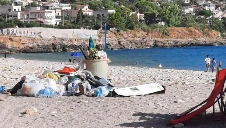 Il “day after” di Ferragosto: immondizia sulle spiagge da Vergine Maria a Sampieri