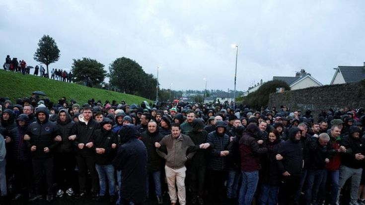Irlanda del Nord, tensione altissima: catene umane di cattolici contro una marcia protestante