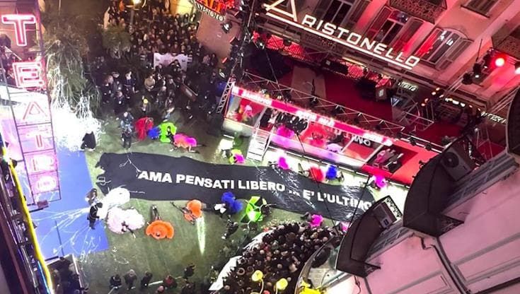 Lo striscione di Fiorello all'Ariston: "Ama pensati libero... è l'ultimo"