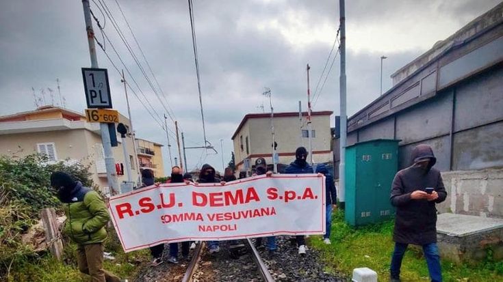 Operai Dema occupano i binari della Circumvesuviana nel vesuviano: "Saranno licenziati in 200"