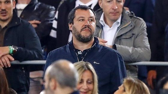 Salvini versione ultrà allo stadio: tra i vip con il 'giubbetto simbolo di CasaPound'