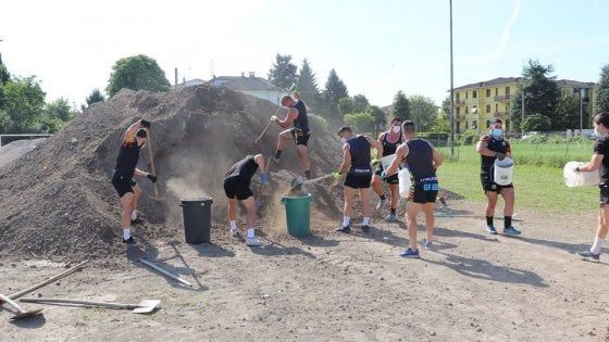Secchi e badili: i rugbisti delle Zebre rifanno il terreno dello stadio Lanfranchi di Parma 