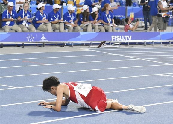 Universiade Napoli, l'atleta si accascia al suolo prima del traguardo ma prova a rialzarsi