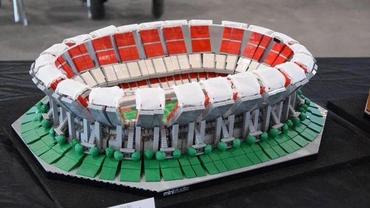 Lo stadio San Nicola di Bari realizzato con i Lego: “Seimila mattoncini, 72 giorni e tanta fantasia”