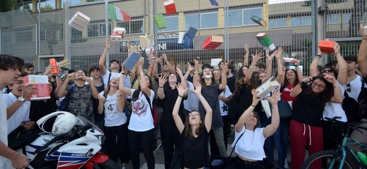 Maturità al via per mezzo milione di studenti: Giorgio Bassani come autore, Alda Merini per il saggio. E per il tema generale il principio di uguaglianza nella Costituzione
