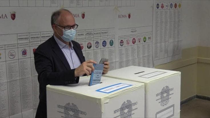 Roma, Gualtieri in fila al seggio per votare: "Grazie a presidenti, scrutatori e rappresentanti di lista"
