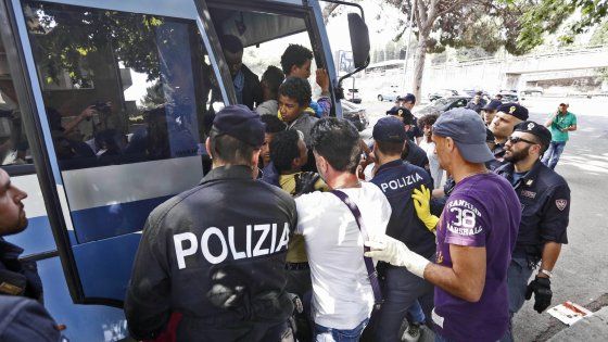La partita dei rimpatri: nel 2015 su 34mila espulsi, tornati a casa meno di 4mila