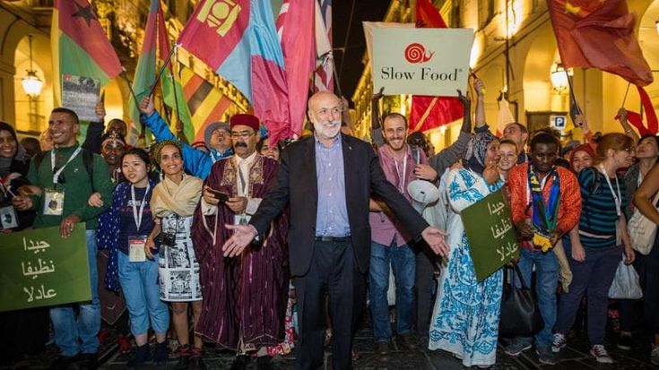 Tra i ragazzi di Petrini. “Adesso vietato piangere, la sua idea vivrà con noi”