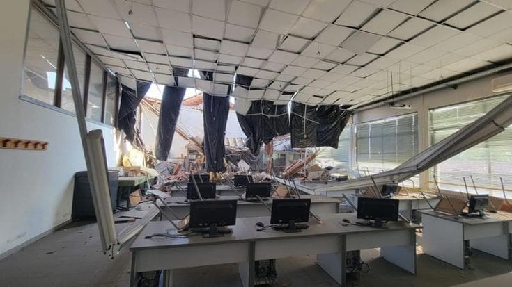 Novara, crolla soffitto all’Istituto Omar: “Tragedia sfiorata”