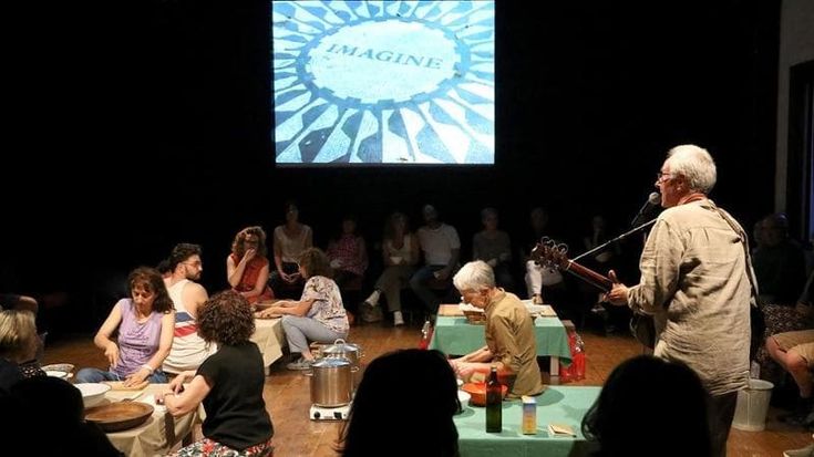 Se sul palco il protagonista è il cibo, gli attori recitano mangiando e bevendo