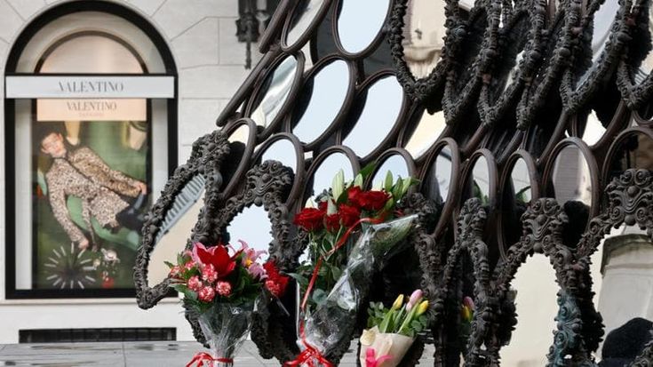 Omaggio a Valentino con le rose e l’inchino di Roma. Giammetti: “Questa è casa sua”