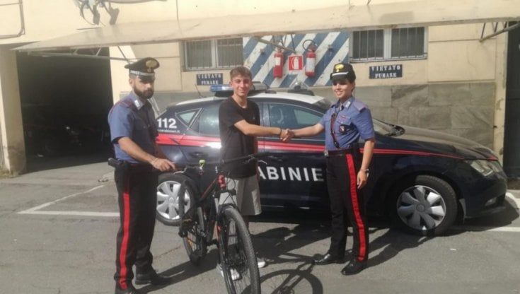 Fermato in pieno centro con una bici rubata in spalla