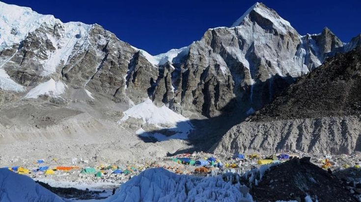Everest, l’effetto macabro dello scioglimento dei ghiacci: riaffiorano centinaia di cadaveri. Spedizioni ad alto rischio per recuperarli