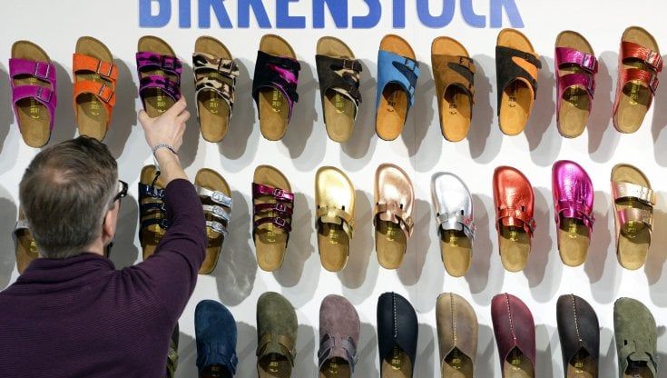 Lvmh punta Birkenstock: i sandali di sughero nel mirino del colosso del lusso
