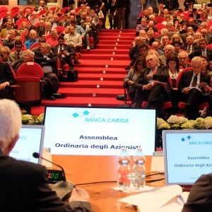 Carige, a Genova l’ultima trattativa per la salvezza. Malacalza, scontro con le banche 