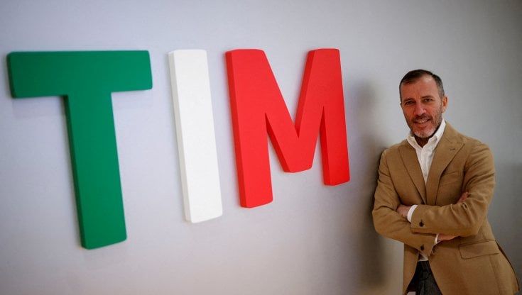 Tim crolla in Borsa, stallo sull’addio alla rete