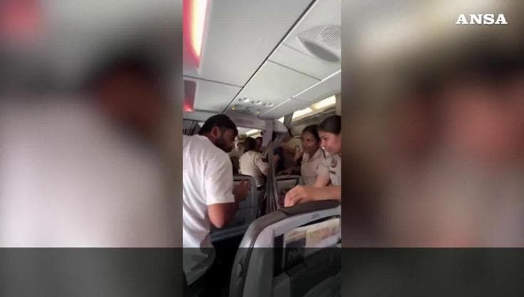 India, arrestato il leader del "partito delle blatte": la polizia a bordo dell'aereo