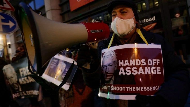 Keller contro Assange, quel braccio di ferro che ha disegnato i confini del giornalismo contemporaneo