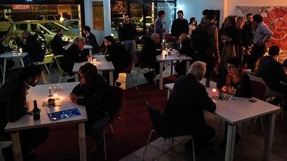 Notti bianche, speed date, partite di calcio. Nella campagna per le europee i partiti si appellano alla fantasia 