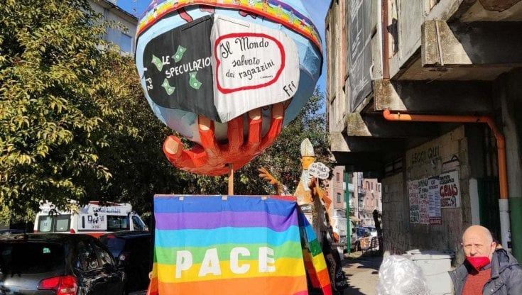 Gridas, festa-protesta degli attivisti sotto al Comune: "Siamo ancora sotto sfratto..."