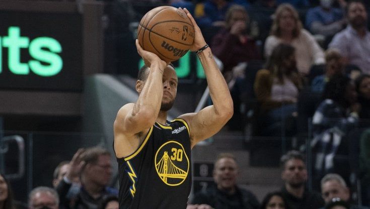 Nba: Curry trascina Golden State, è a 10 triple dal record di Ray Allen